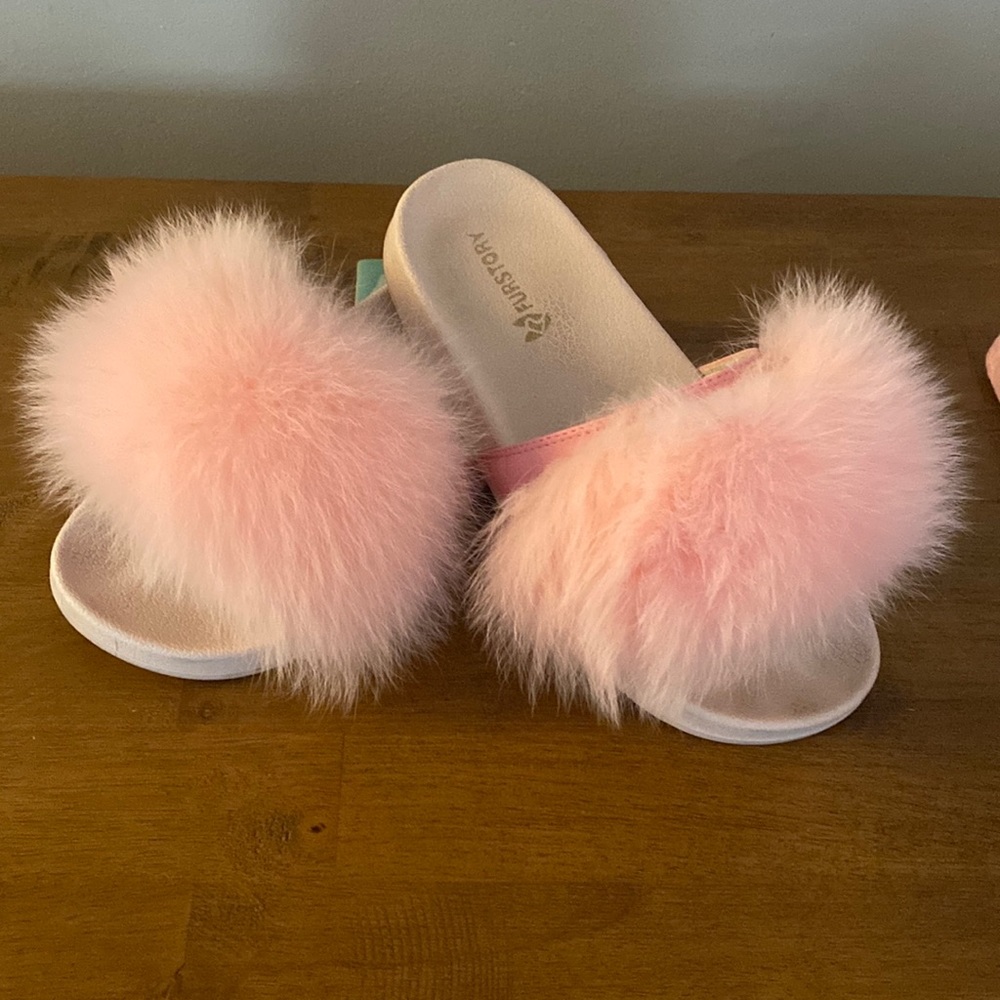 •Fur Story Fuzzy Sliders•
